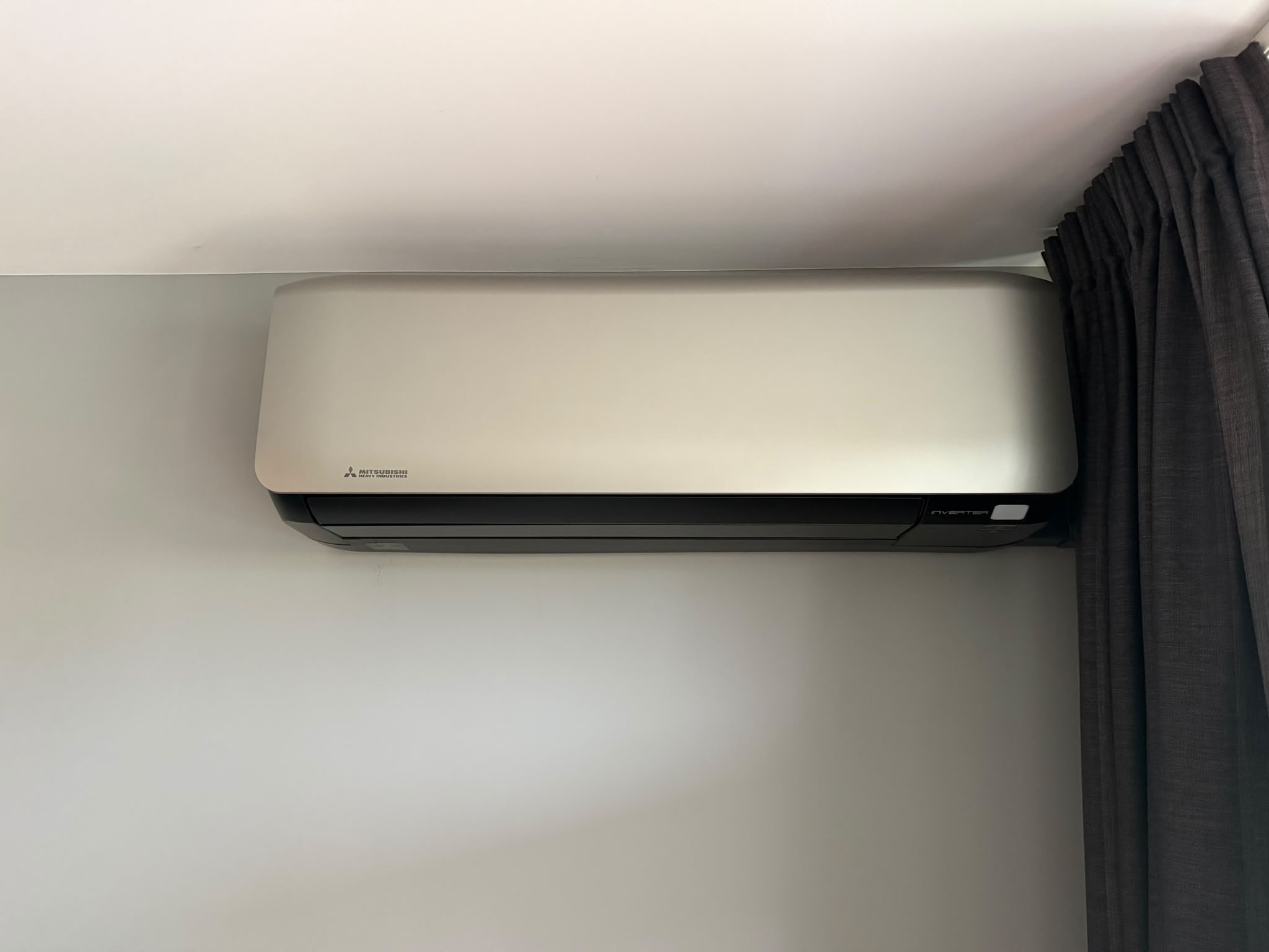 Airco-binnenunit in een binnenruimte