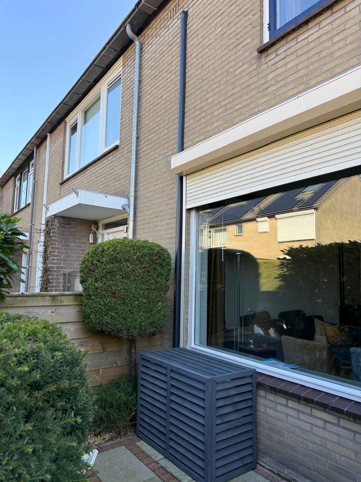 Buitenunit met antracietkleurige omkasting in Strijen