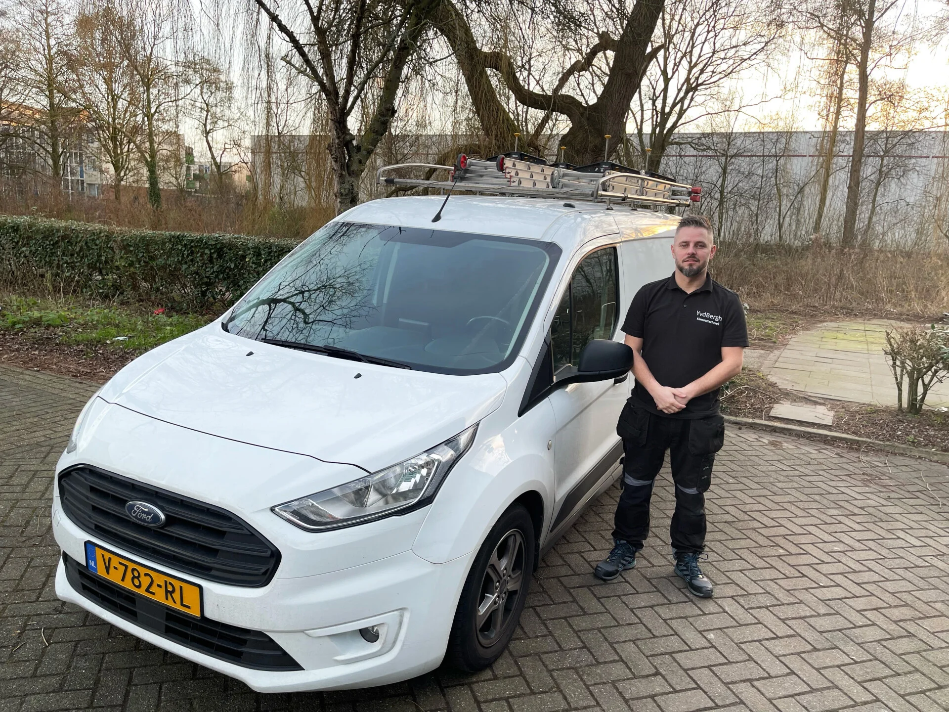 Youri van den Bergh bij zijn bedrijfsbus